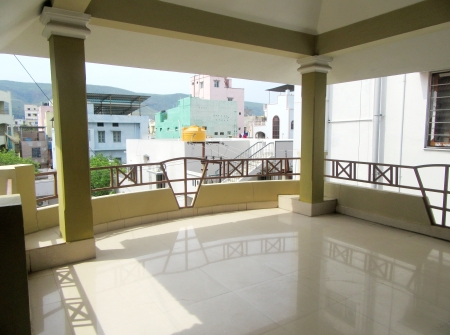 556504632-1) Li id 395 - Balcony.JPG